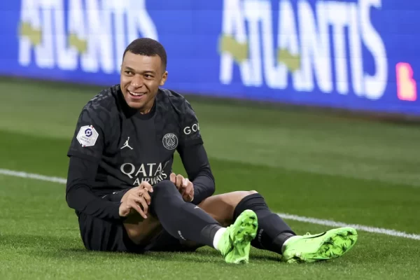 Spanish media reports that Manchester City are secretly meeting with Mbappe's replacement.